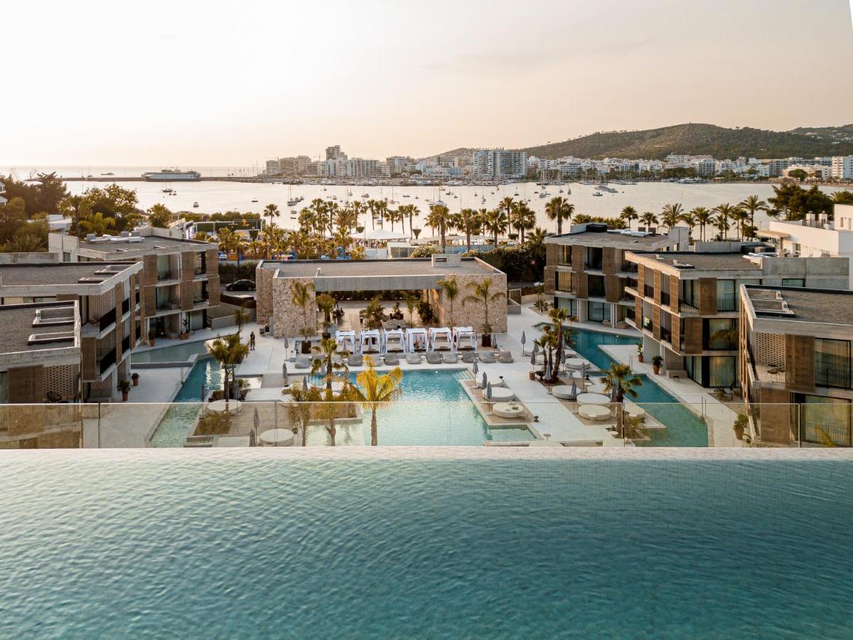 Una vista aérea de un complejo turístico con piscina. en Bonito Ibiza by O Beach - New Opening 2025, en San Antonio