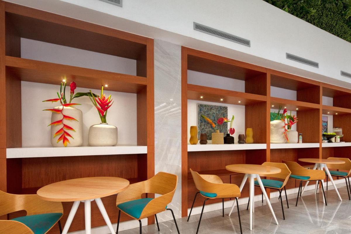Un restaurante o sitio para comer en Eurostars Puerto de Ibiza
