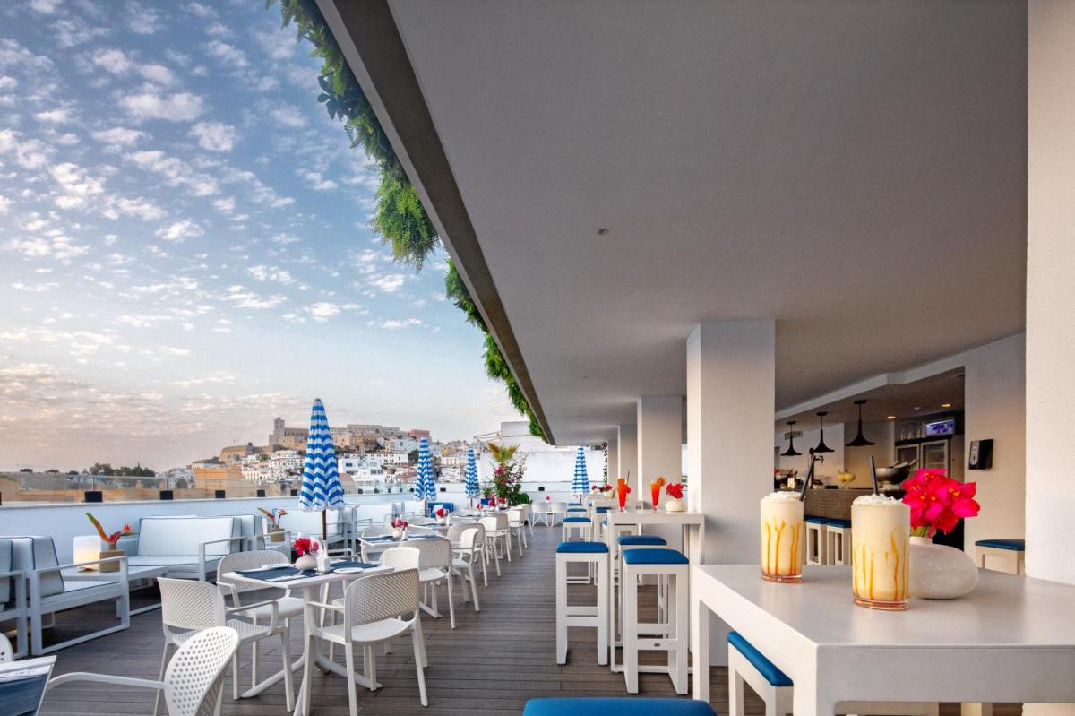 Un restaurante con vistas a la ciudad en Eurostars Puerto de Ibiza, en Ibiza
