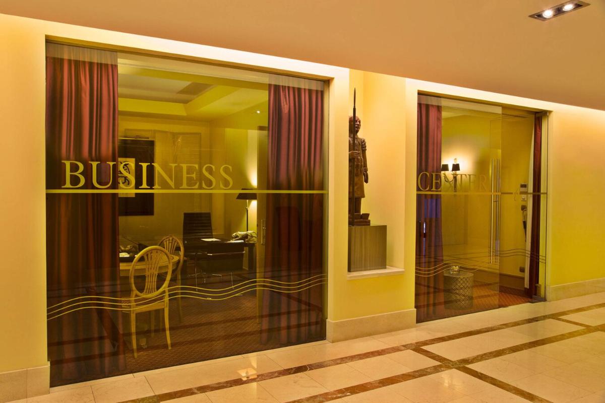 Uma área de estar em Hotel Cascais Miragem Health & Spa