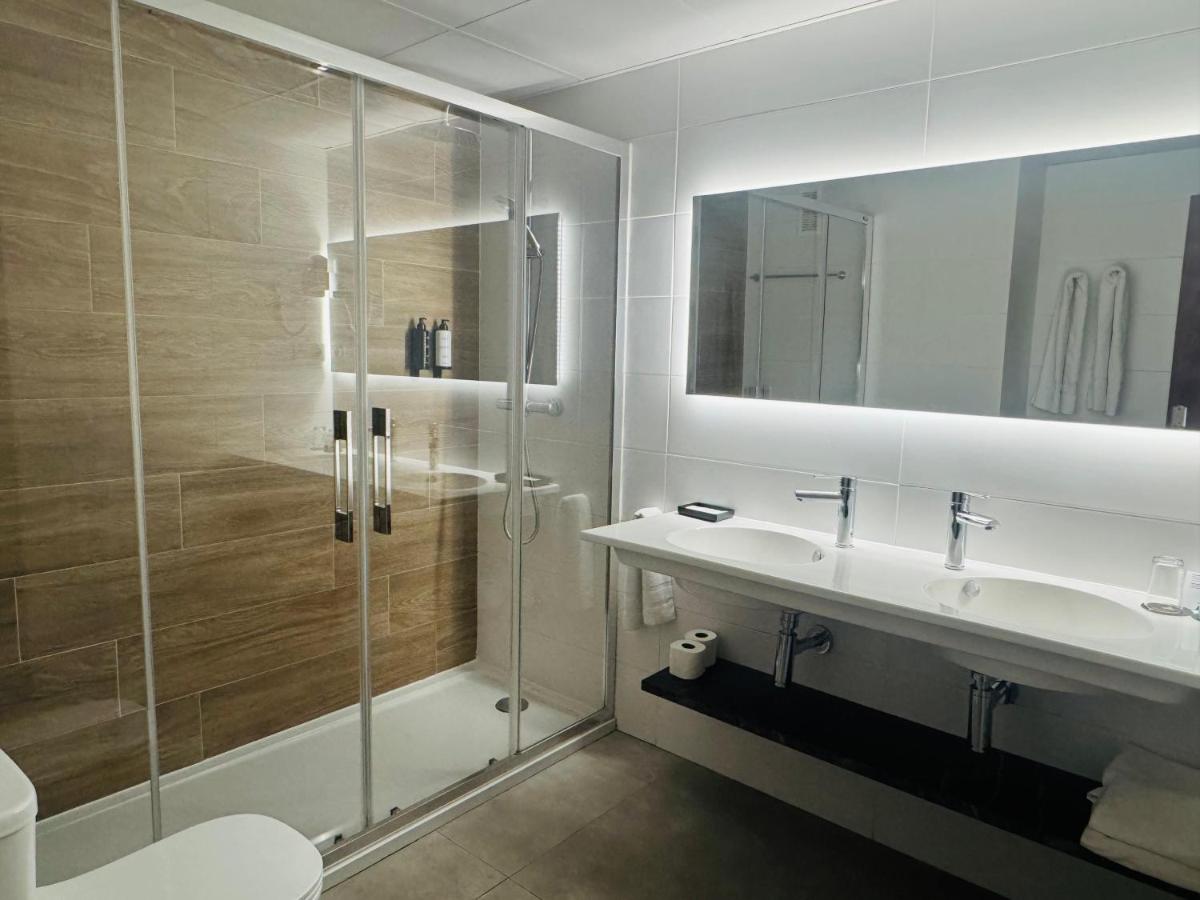 Un baño de Aparthotel Los Girasoles