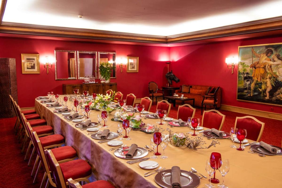 Um restaurante ou outro lugar para comer em Hotel Cascais Miragem Health & Spa