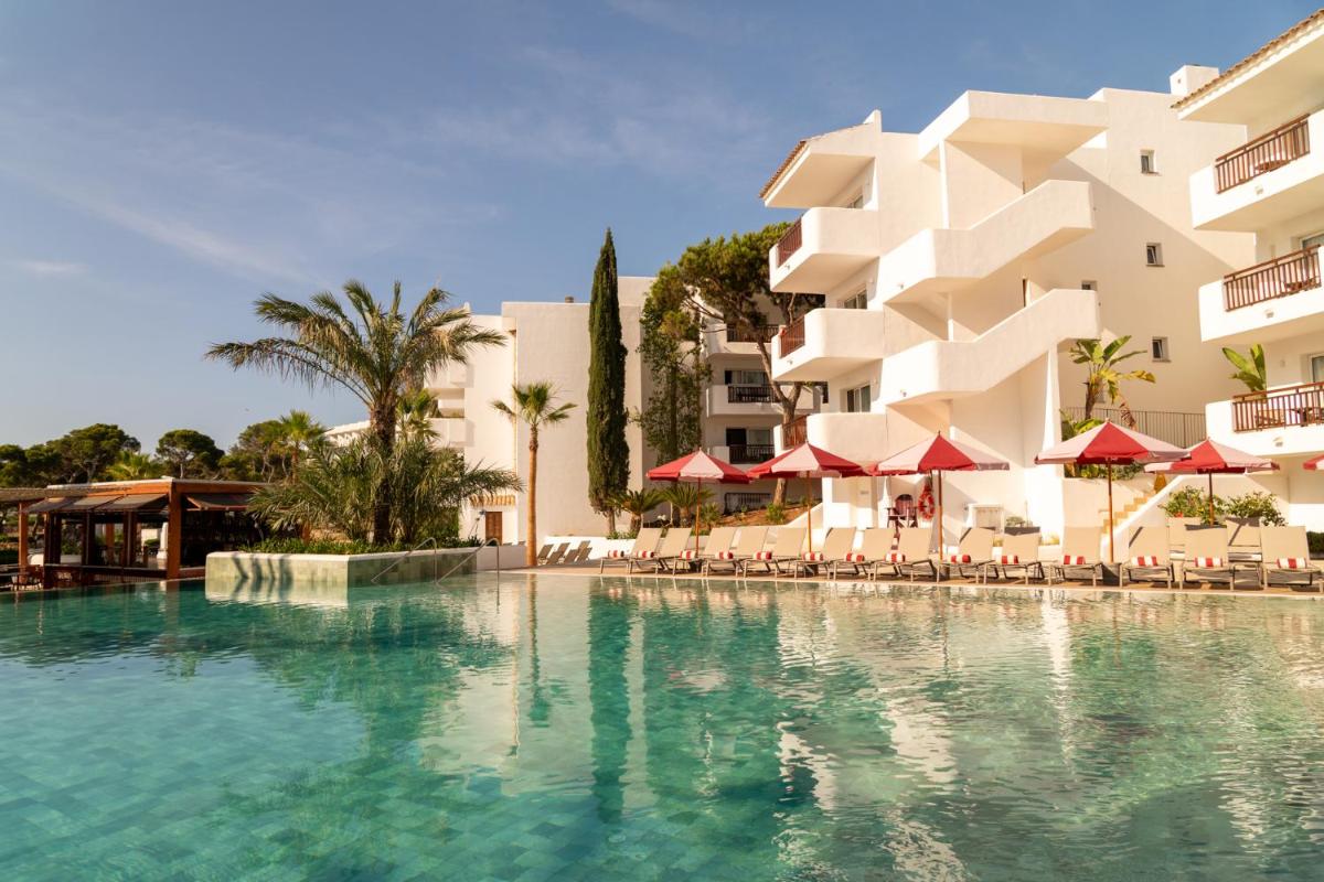 una piscina frente a un hotel en Inturotel Esmeralda Park, en Cala d´Or