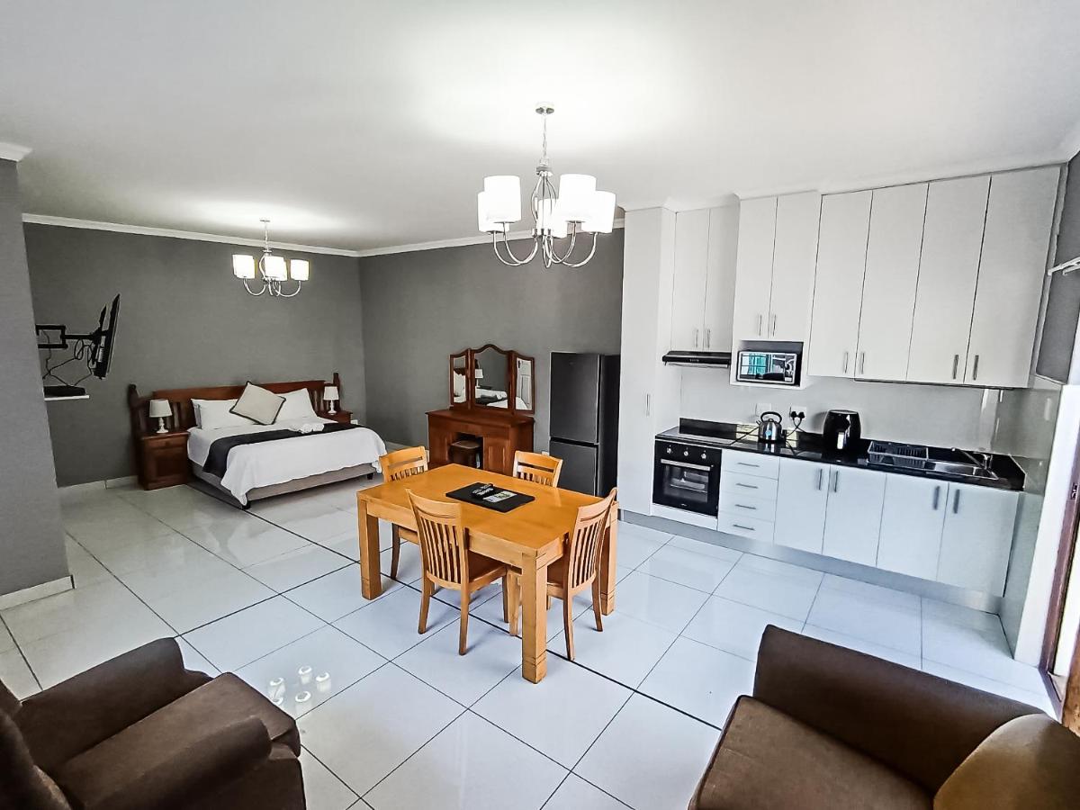 Uitenhage Apartment - 4 Graaff-Reinet Rd - Housity