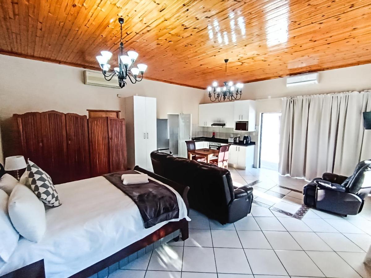 Uitenhage Apartment - 4 Graaff-Reinet Rd - Housity