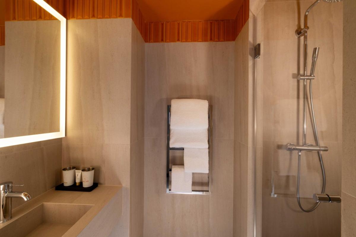 Salle de bains dans l'établissement Belinda Hôtel & Spa