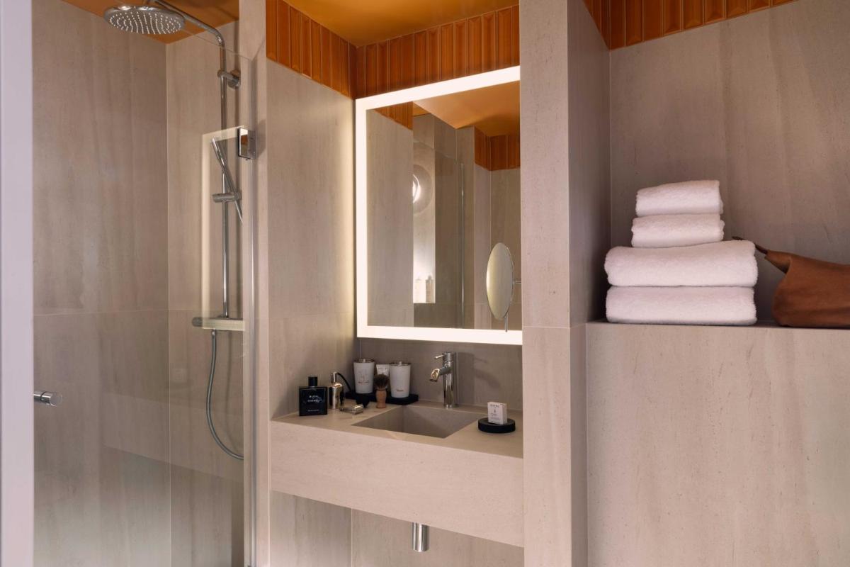 Salle de bains dans l'établissement Belinda Hôtel & Spa