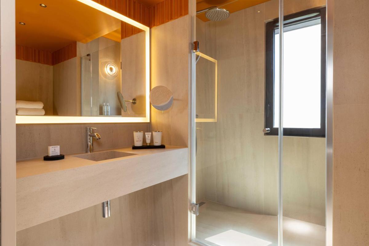 Salle de bains dans l'établissement Belinda Hôtel & Spa