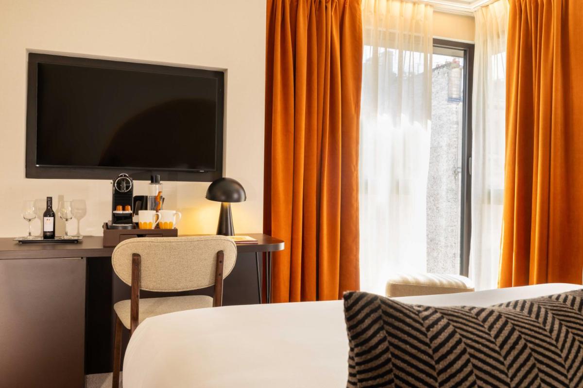 Télévision ou salle de divertissement dans l'établissement Belinda Hôtel & Spa
