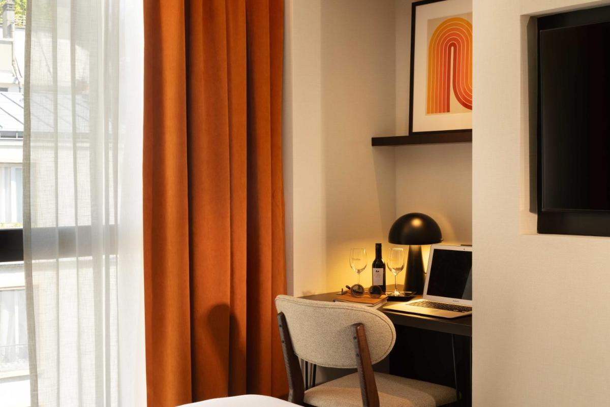 Télévision ou salle de divertissement dans l'établissement Belinda Hôtel & Spa