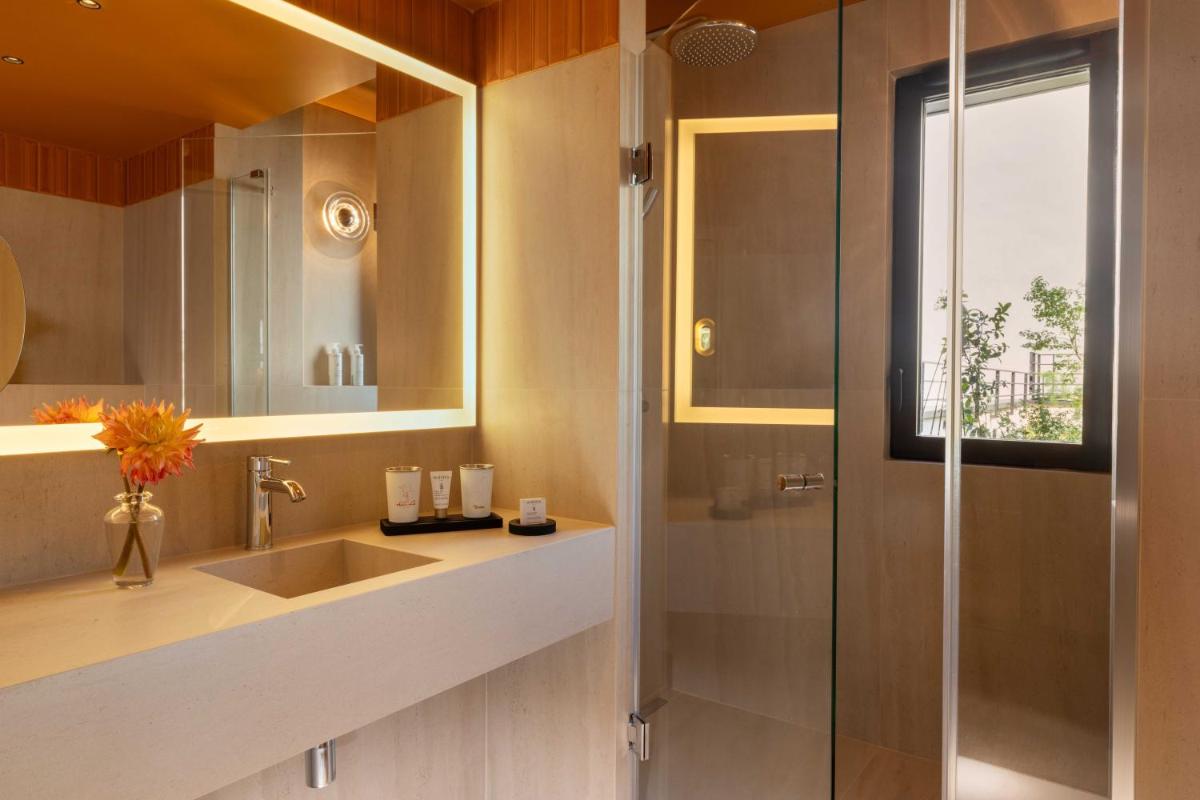 Salle de bains dans l'établissement Belinda Hôtel & Spa