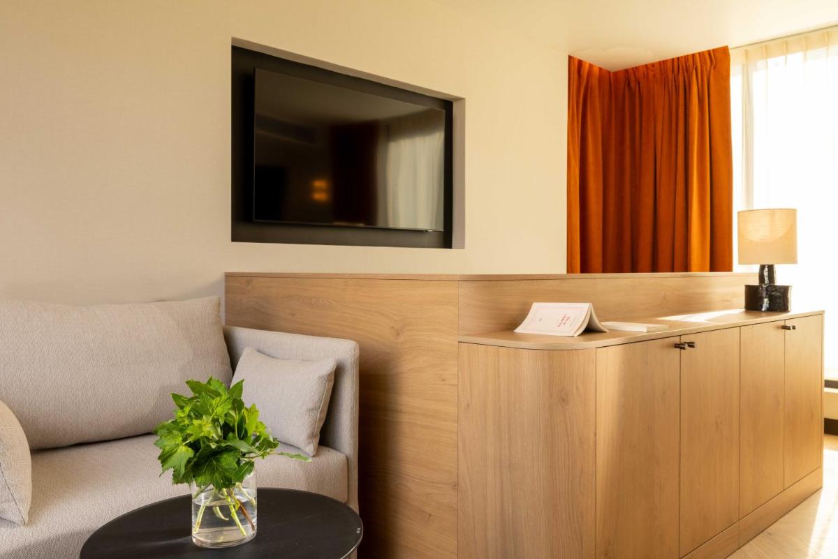 Télévision ou salle de divertissement dans l'établissement Belinda Hôtel & Spa