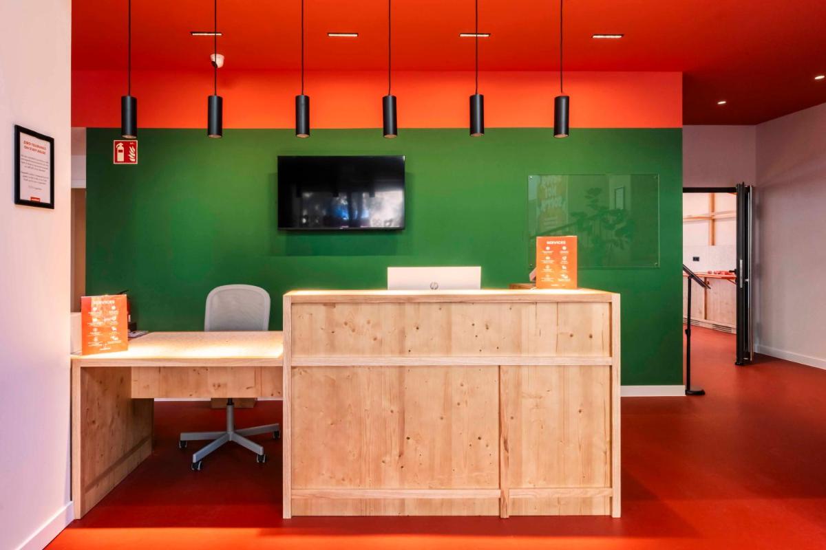 easyHotel Barcelona La Sagrera - Housity