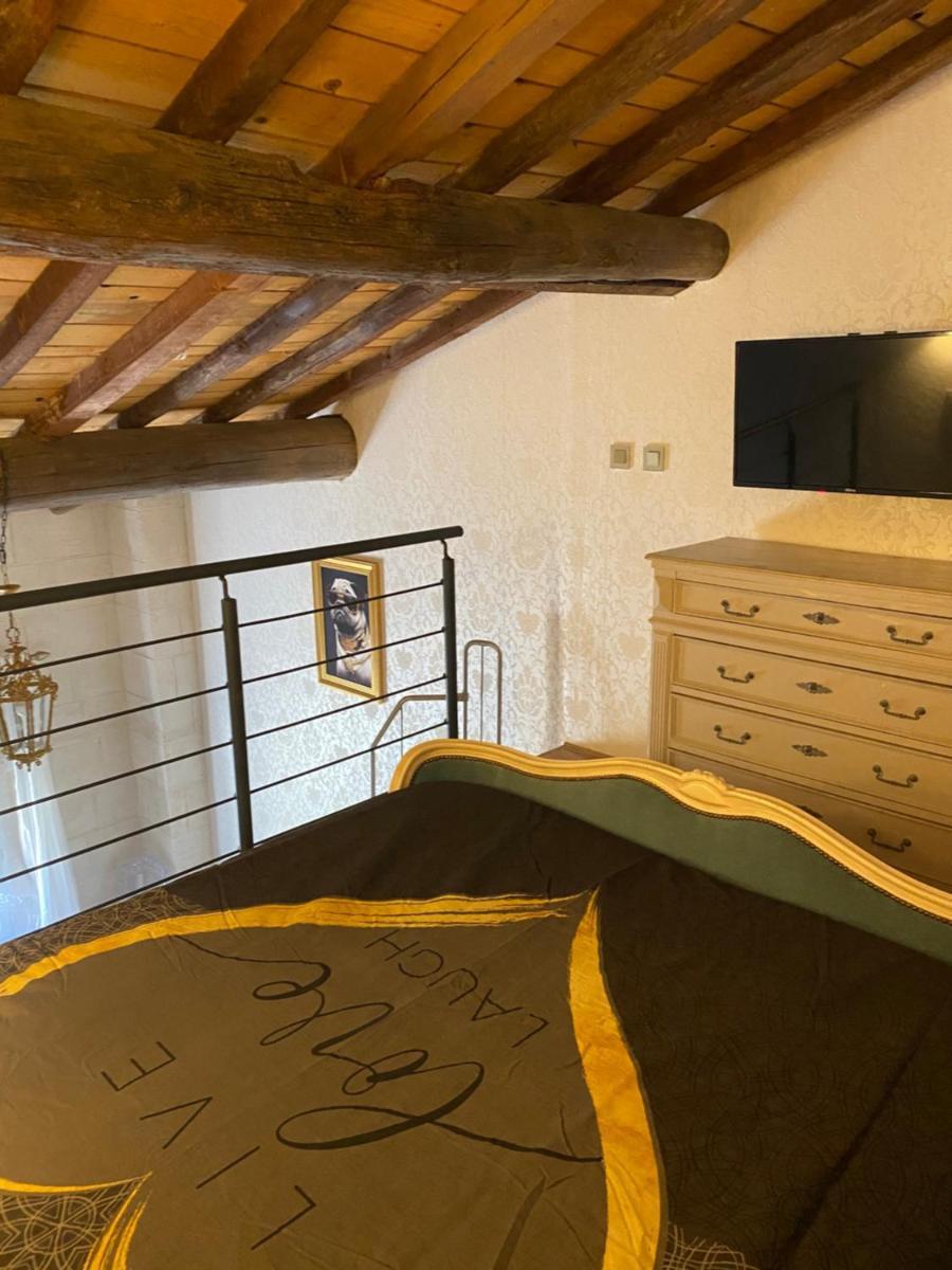 Suite royale avec en options jacuzzi, dîner aux chandelles et petit déjeuner - Housity
