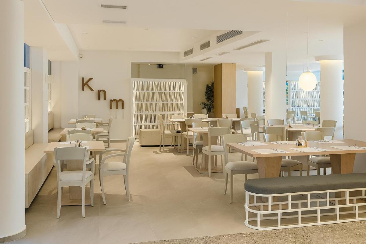 Flisvos Royal Hotel & Suites - Housity