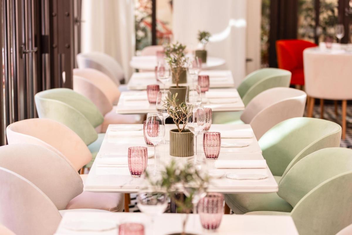 Restaurant ou autre lieu de restauration dans l'établissement Hôtel Le Royal Monceau Raffles Paris