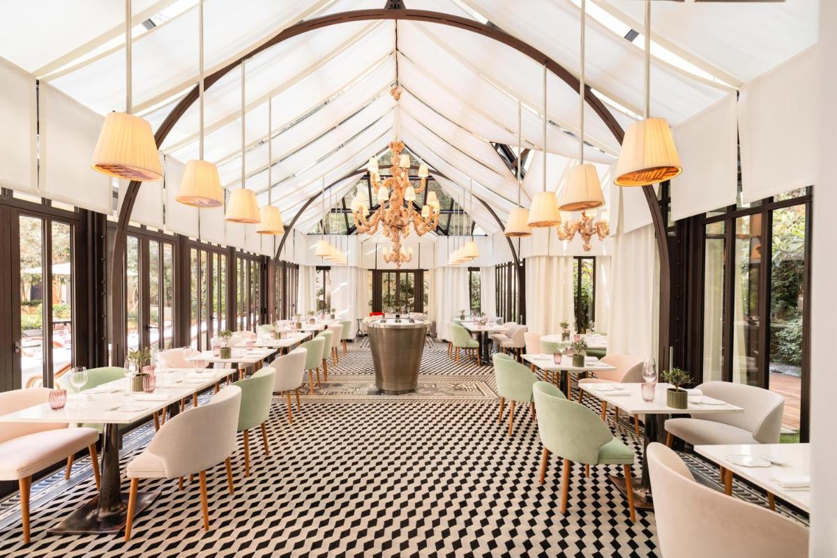 Restaurant ou autre lieu de restauration dans l'établissement Hôtel Le Royal Monceau Raffles Paris