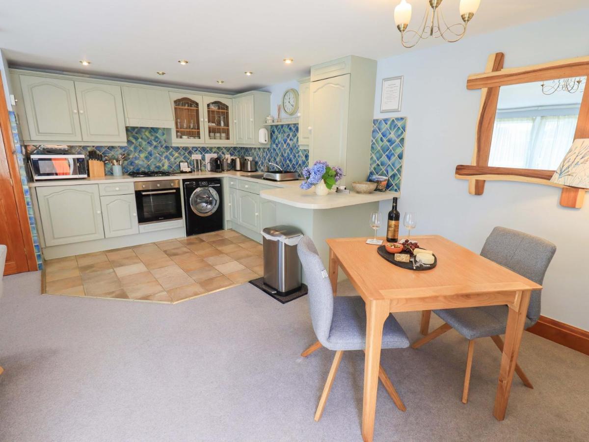 Lakeside Cottage - Housity