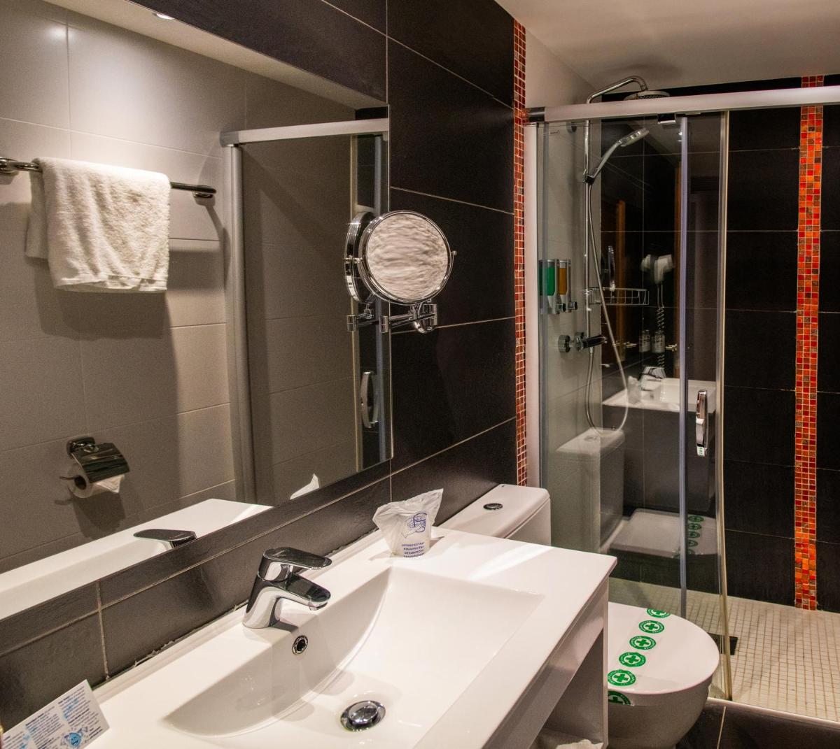 Un baño de Petit Palau - Adults Only