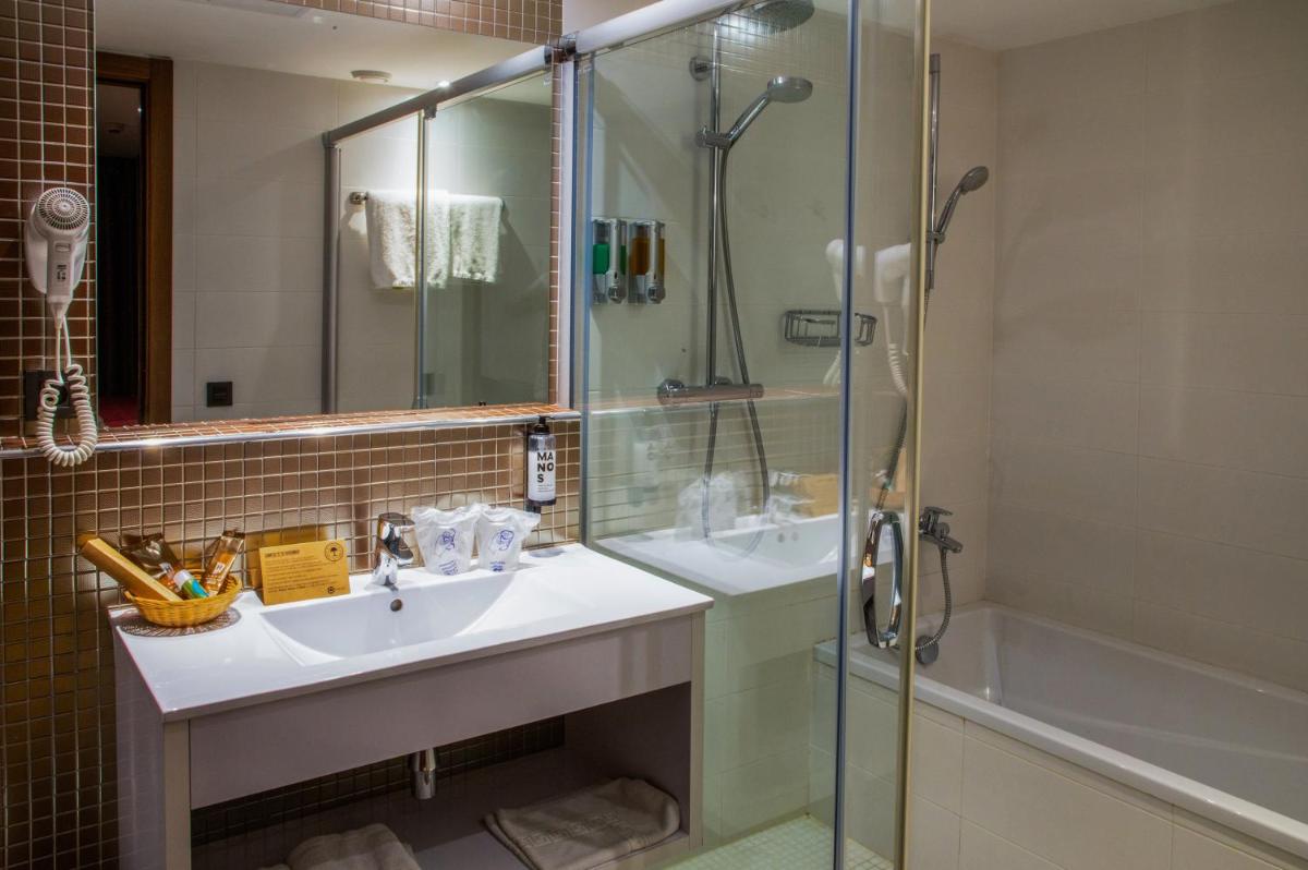 Un baño de Petit Palau - Adults Only