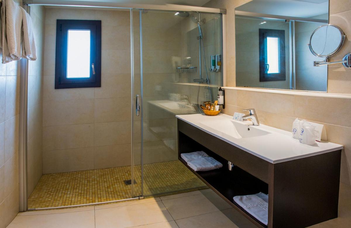 Un baño de Petit Palau - Adults Only