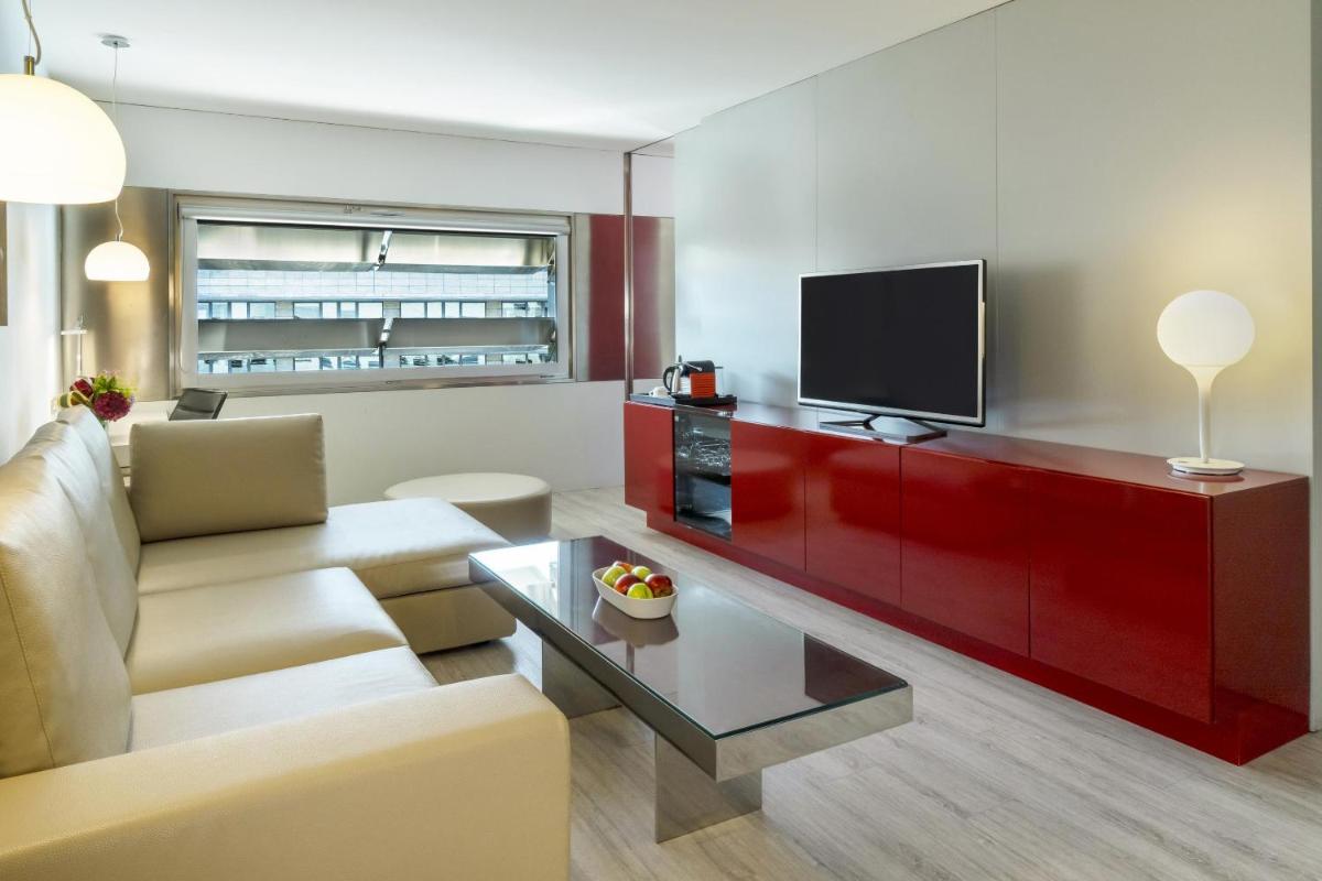 Una televisión o centro de entretenimiento en NH Collection Barcelona Constanza
