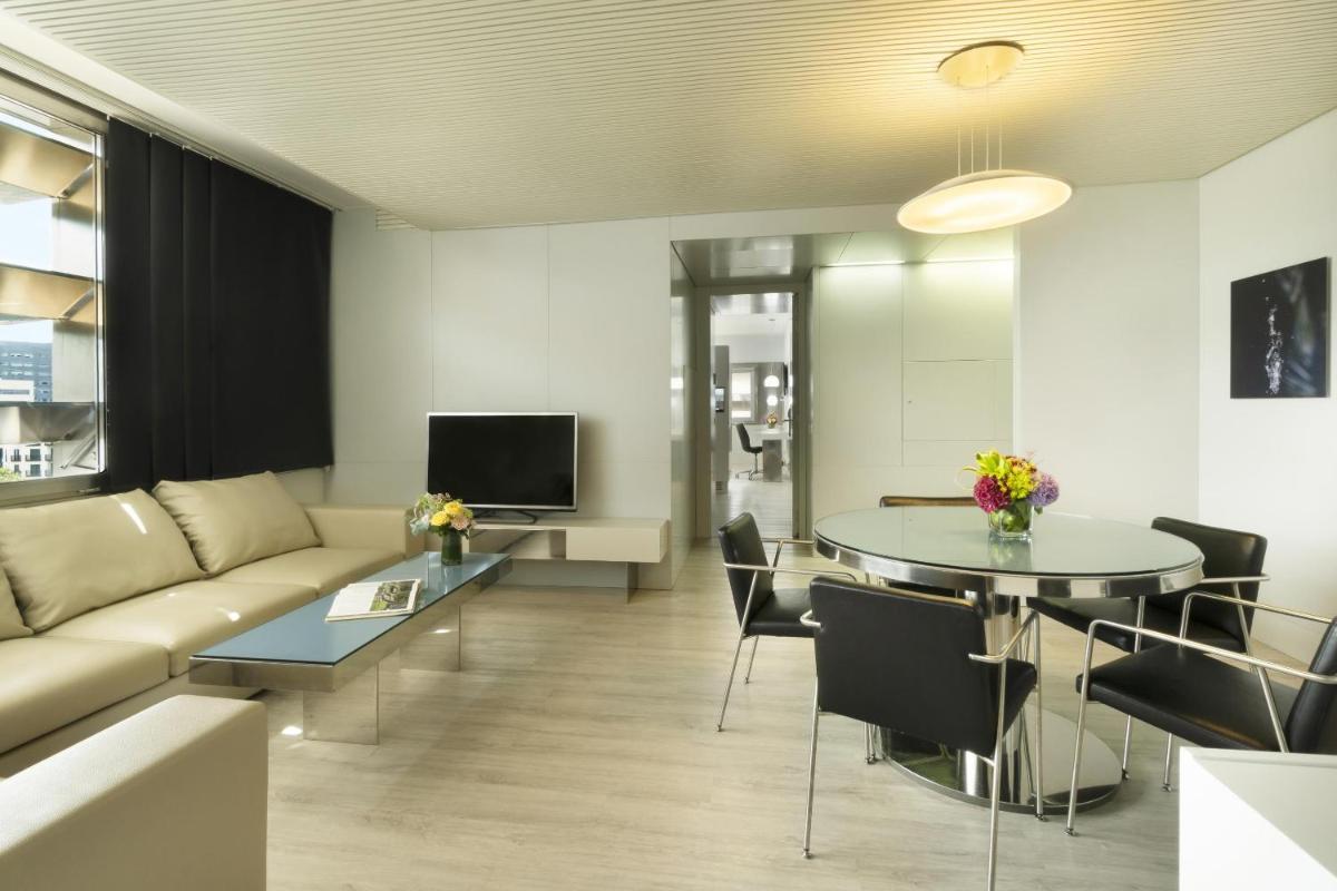 Una televisión o centro de entretenimiento en NH Collection Barcelona Constanza