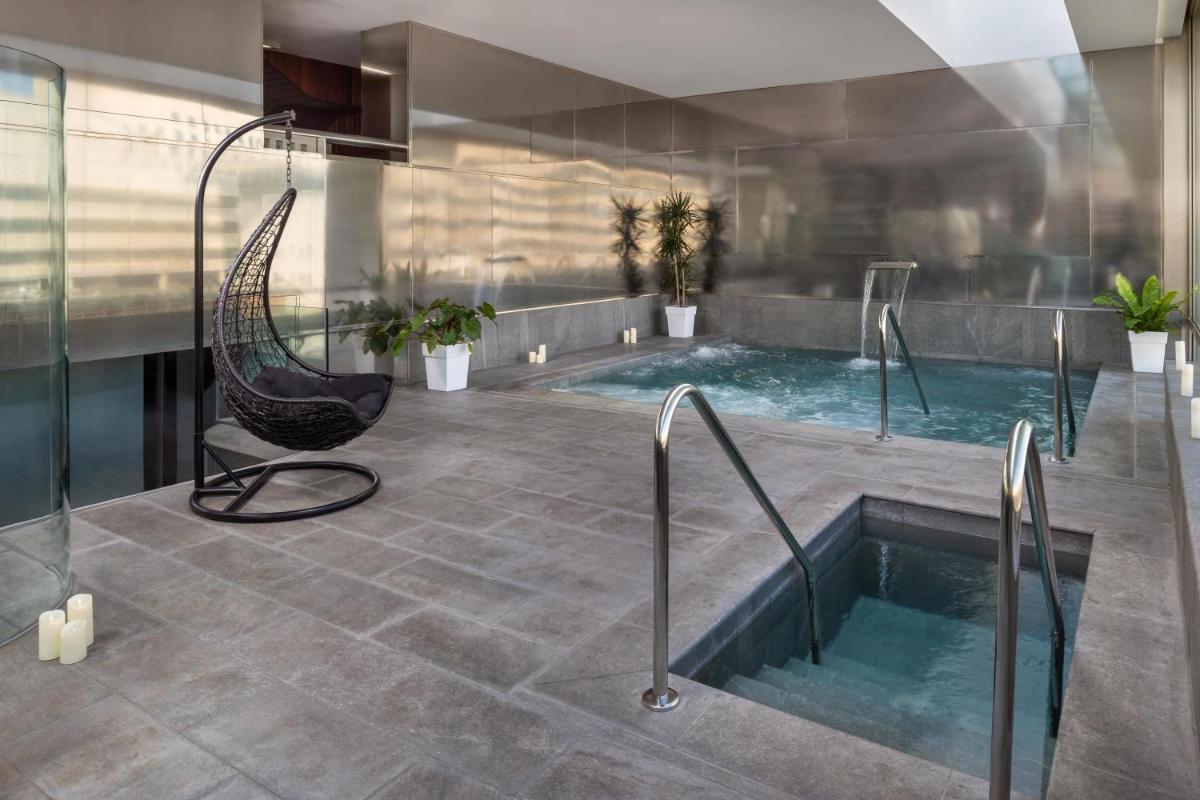 Piscina en o cerca de NH Collection Barcelona Constanza