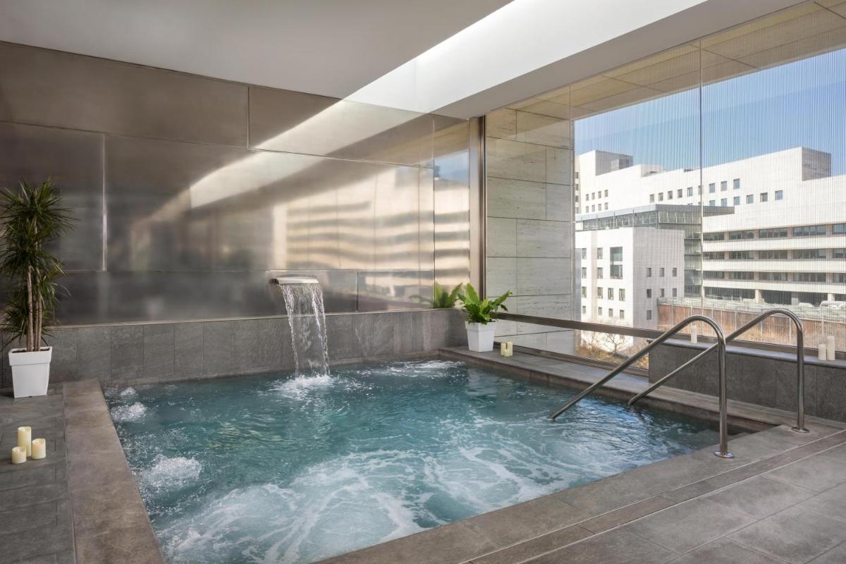 Piscina en o cerca de NH Collection Barcelona Constanza