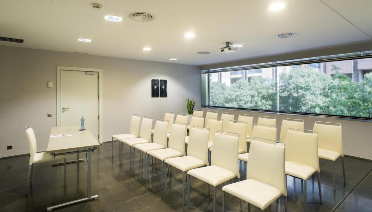 Zona business o sala de conferencias en NH Collection Barcelona Constanza