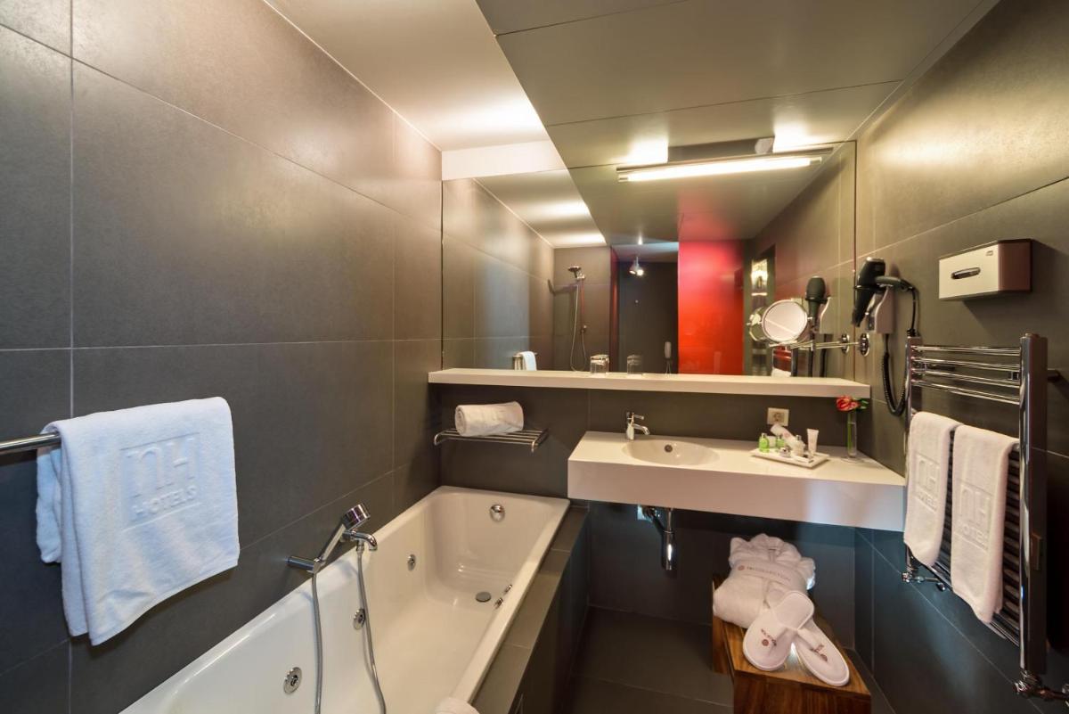 Un baño de NH Collection Barcelona Constanza