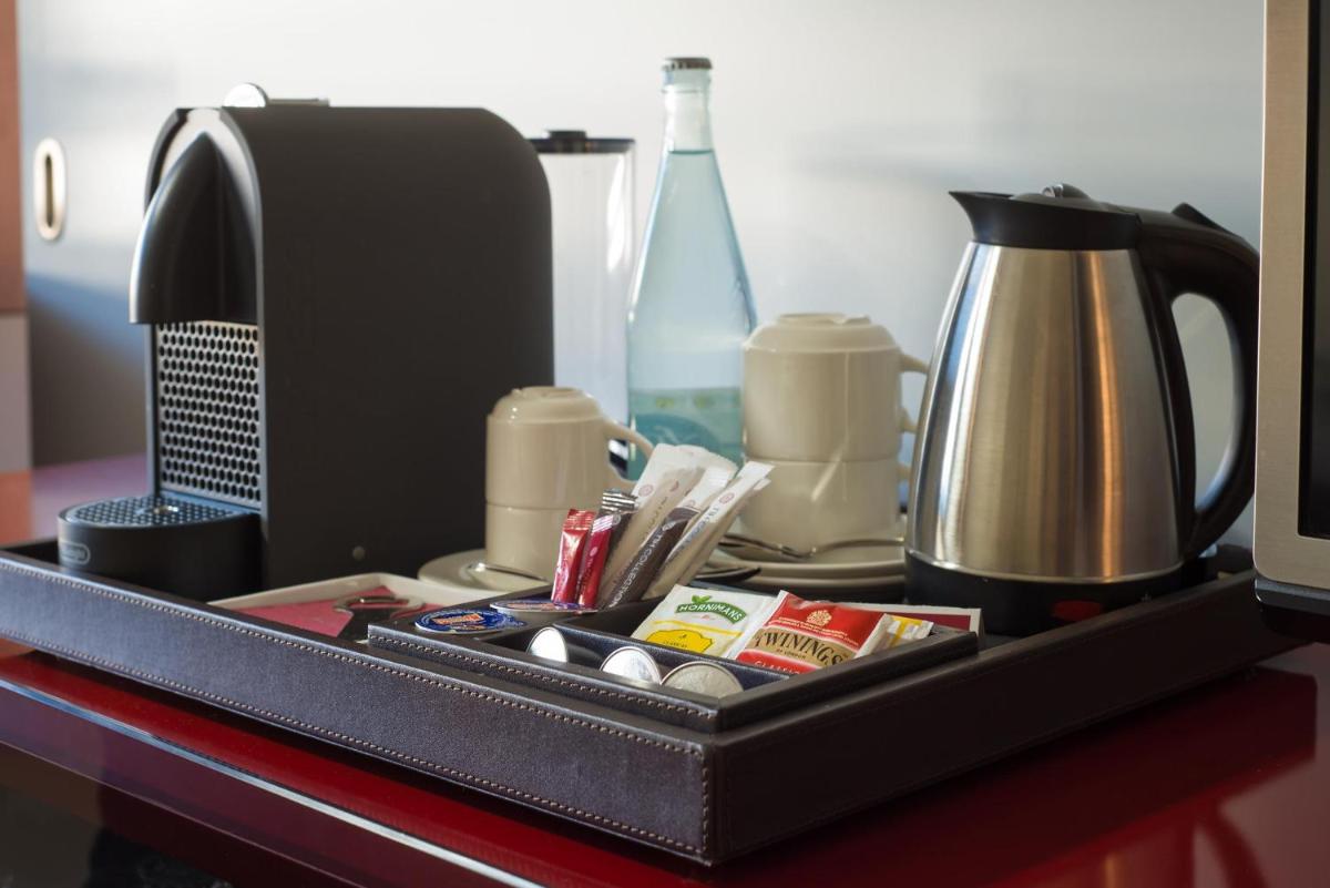 Utensilios para hacer té y café en NH Collection Barcelona Constanza