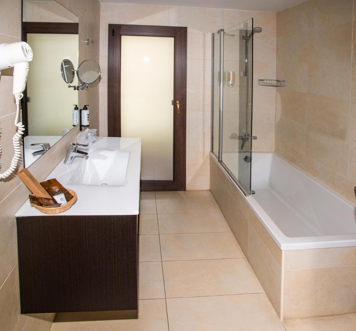 Un baño de Petit Palau - Adults Only