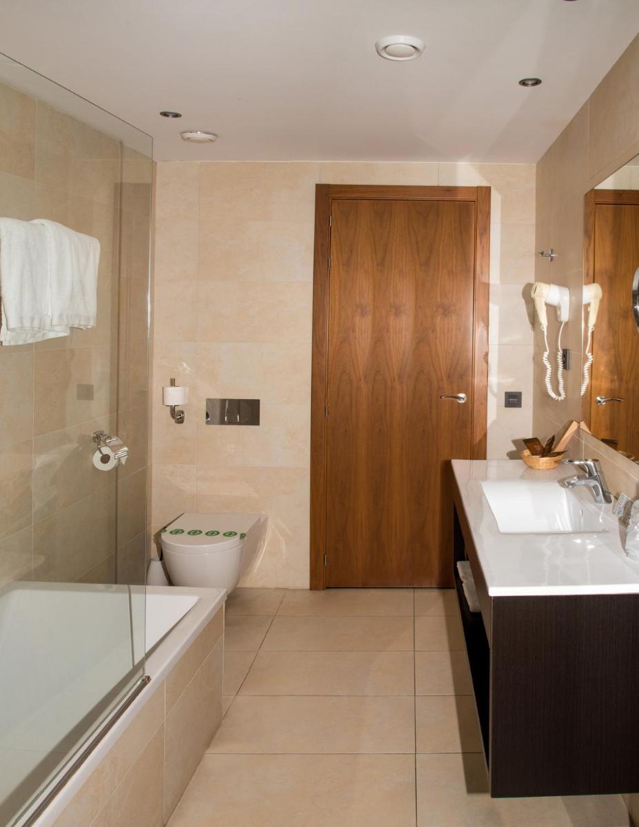 Un baño de Petit Palau - Adults Only