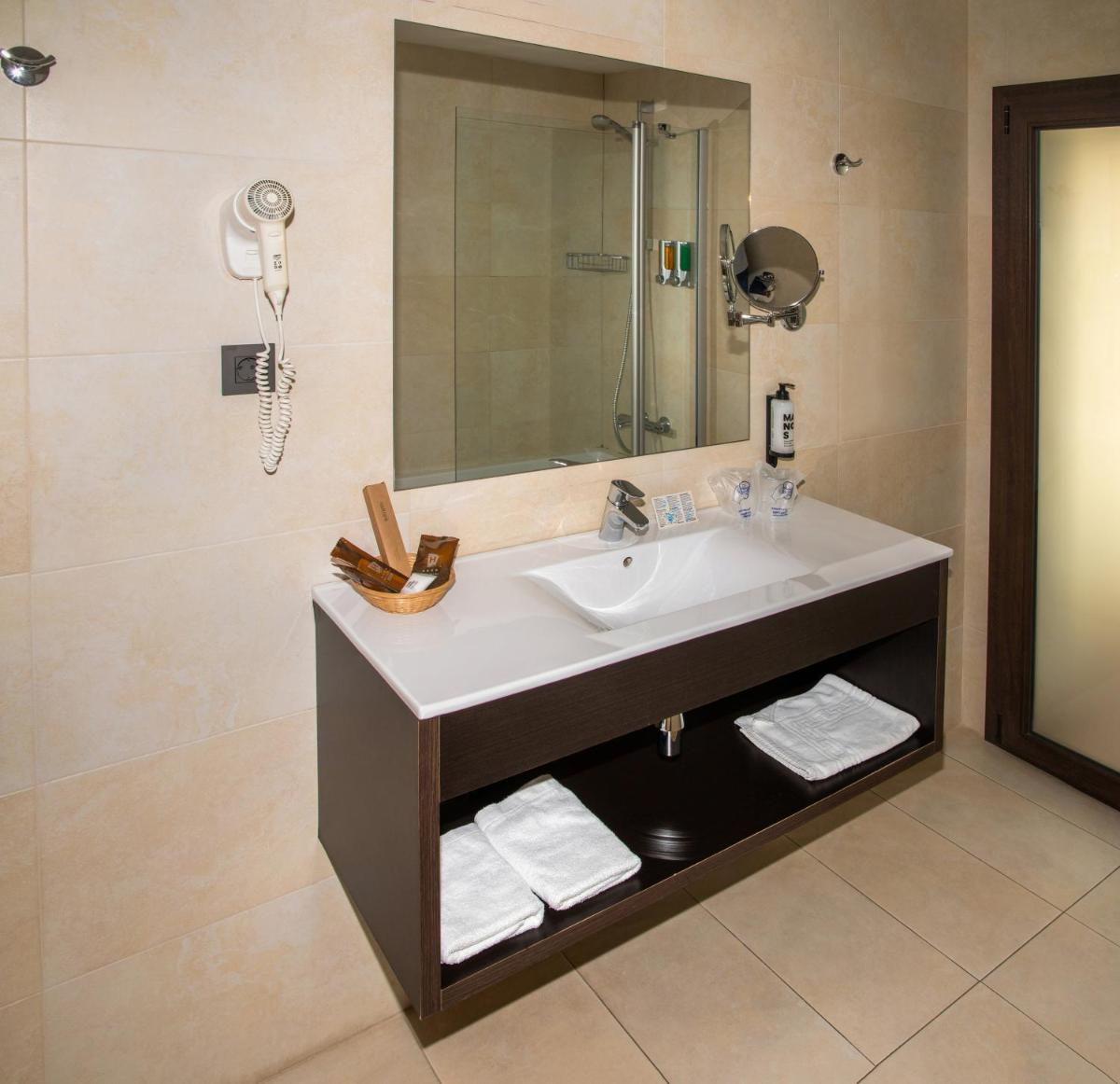 Un baño de Petit Palau - Adults Only