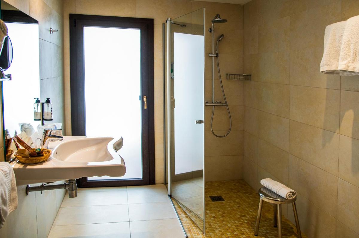 Un baño de Petit Palau - Adults Only