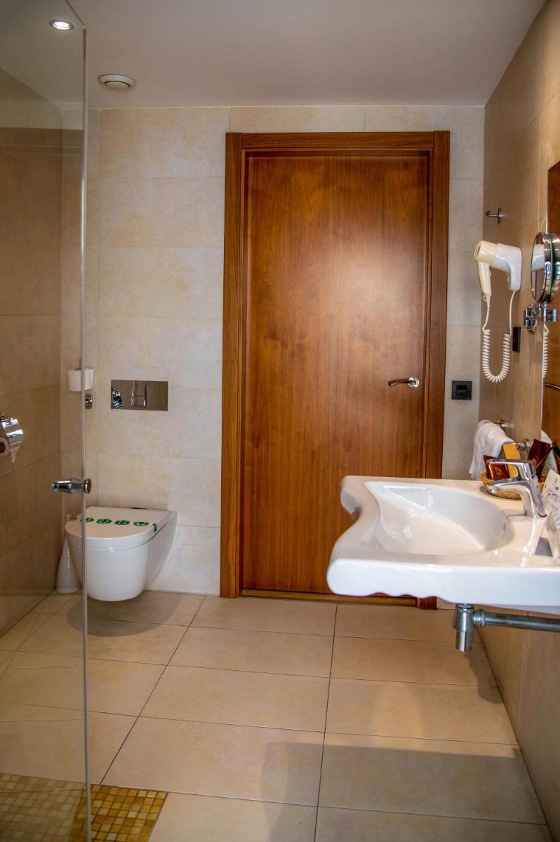 Un baño de Petit Palau - Adults Only
