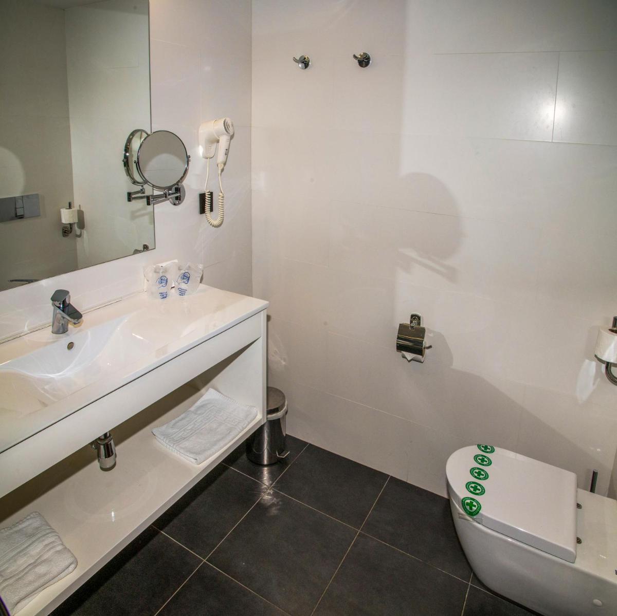 Un baño de Petit Palau - Adults Only