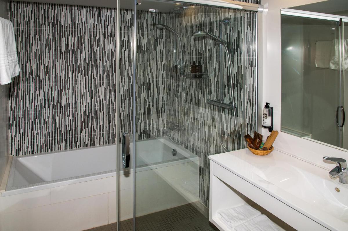 Un baño de Petit Palau - Adults Only