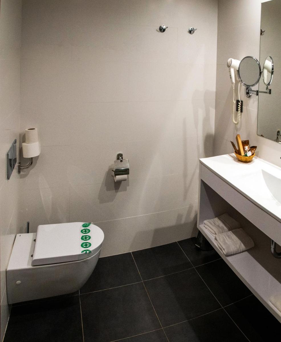 Un baño de Petit Palau - Adults Only