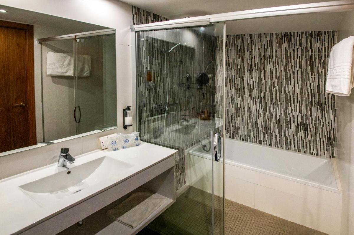 Un baño de Petit Palau - Adults Only