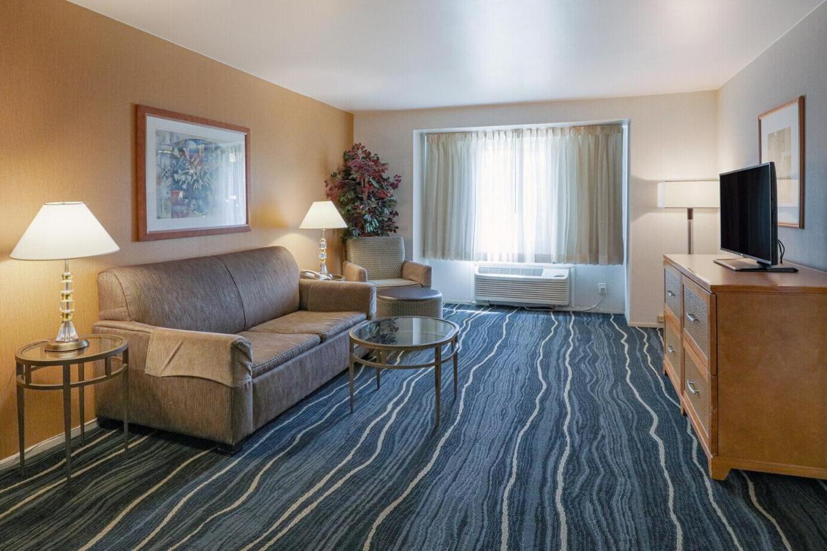 Ramada by Wyndham Costa Mesa/Newport Beach - Housity