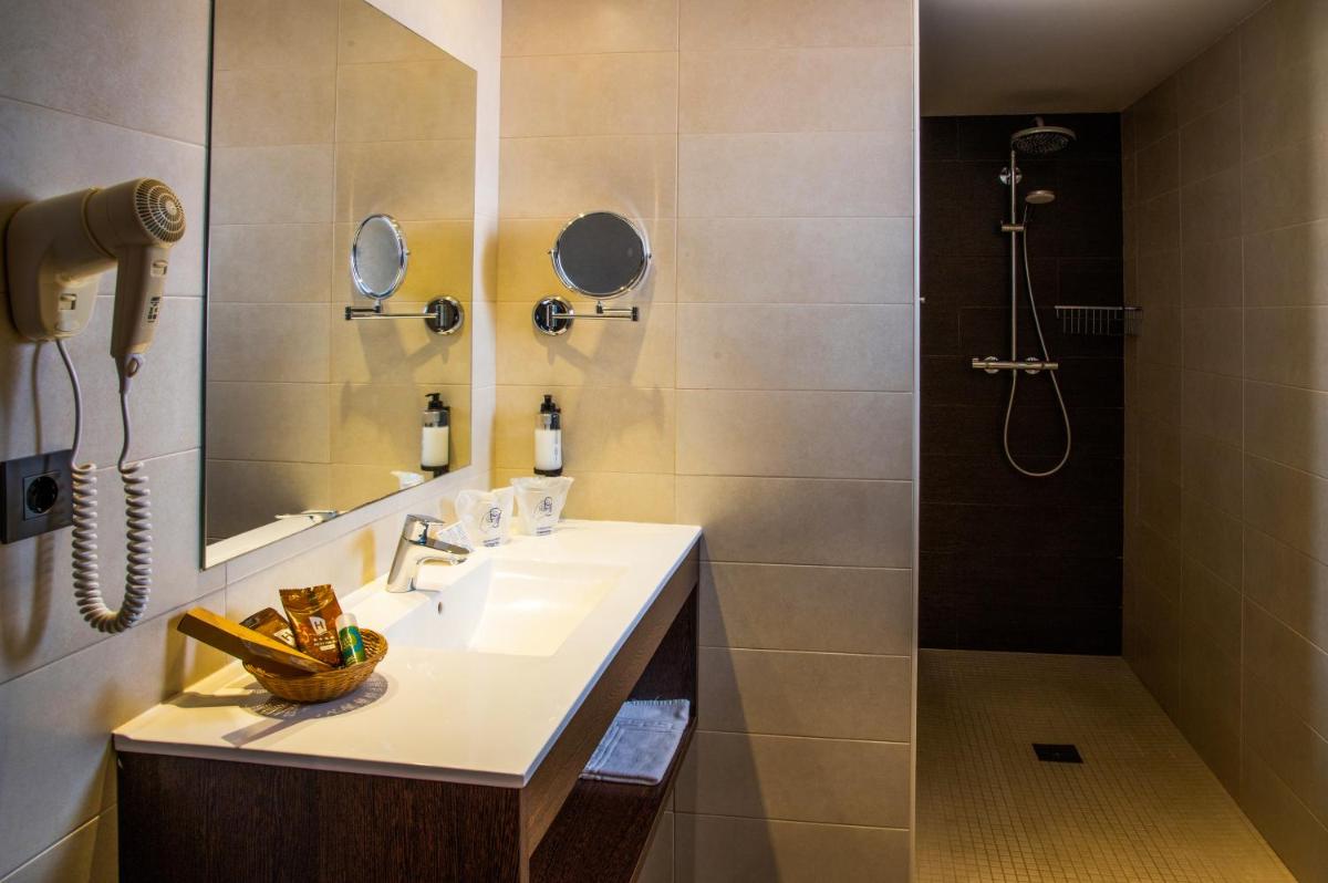 Un baño de Petit Palau - Adults Only