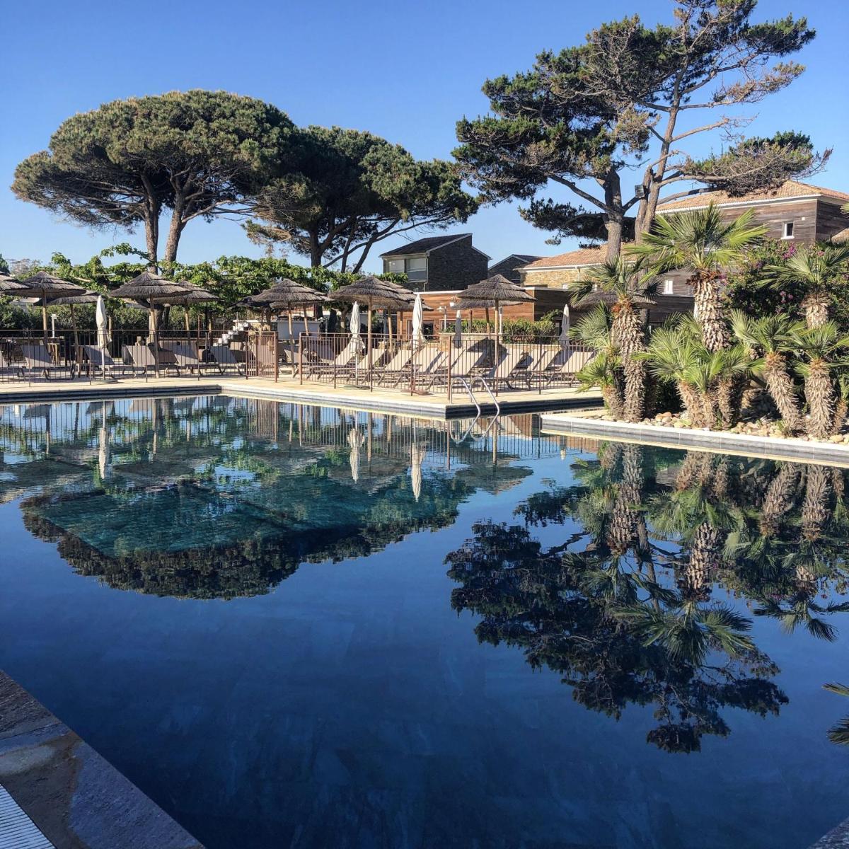 Piscine de l'établissement Hôtel La Lagune ou située à proximité