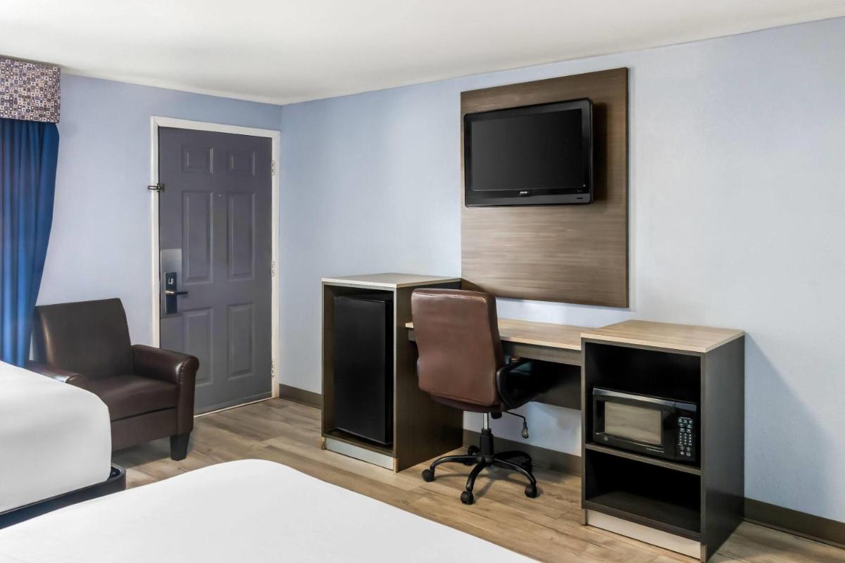 Travelodge by Wyndham Las Vegas NM - Housity