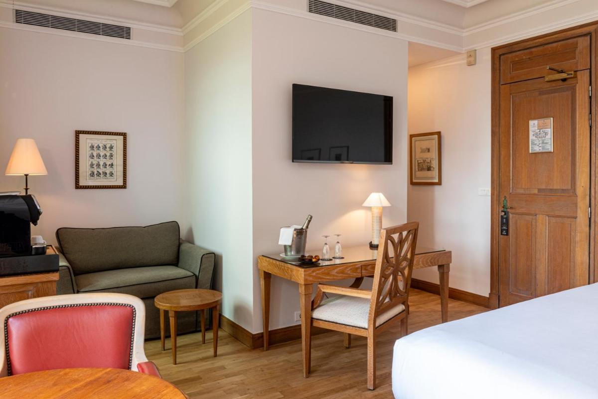 Télévision ou salle de divertissement dans l'établissement Hotel de la Cité Carcassonne - MGallery Collection