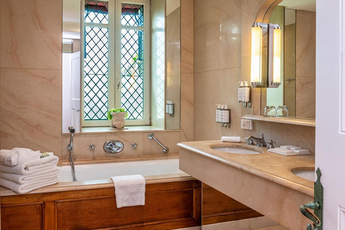 Salle de bains dans l'établissement Hotel de la Cité Carcassonne - MGallery Collection