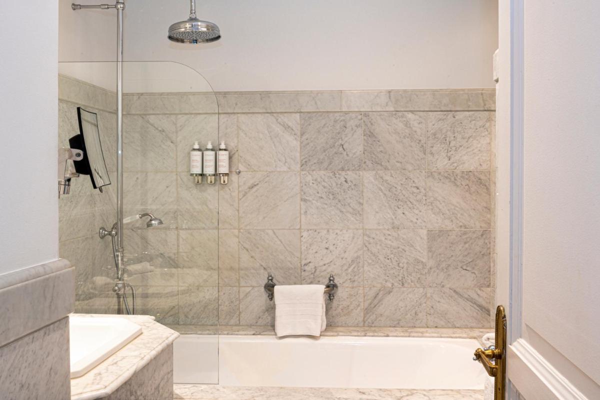 Salle de bains dans l'établissement Hotel de la Cité Carcassonne - MGallery Collection