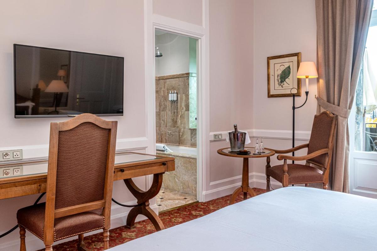 Télévision ou salle de divertissement dans l'établissement Hotel de la Cité Carcassonne - MGallery Collection