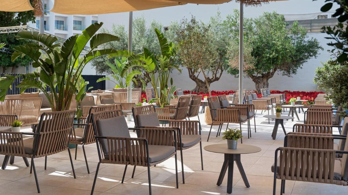 Un restaurante o sitio para comer en H10 Casa del Mar
